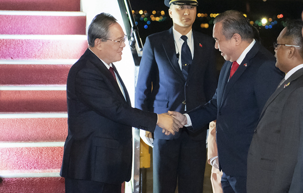 李强抵达吉隆坡开始对马来西亚进行正式访问